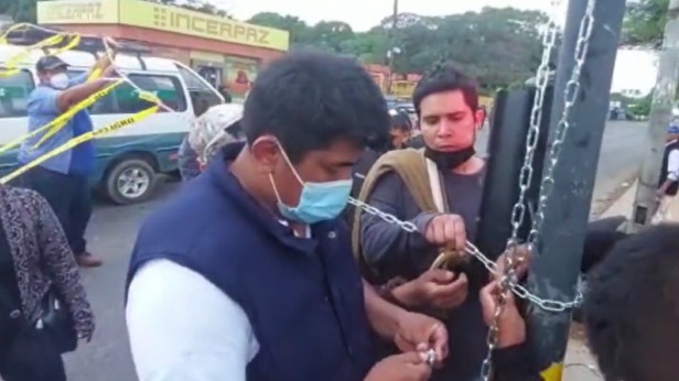 Camacho usa cadenas para forzar al pueblo de Santa Cruz a acatar un nocivo paro cívico